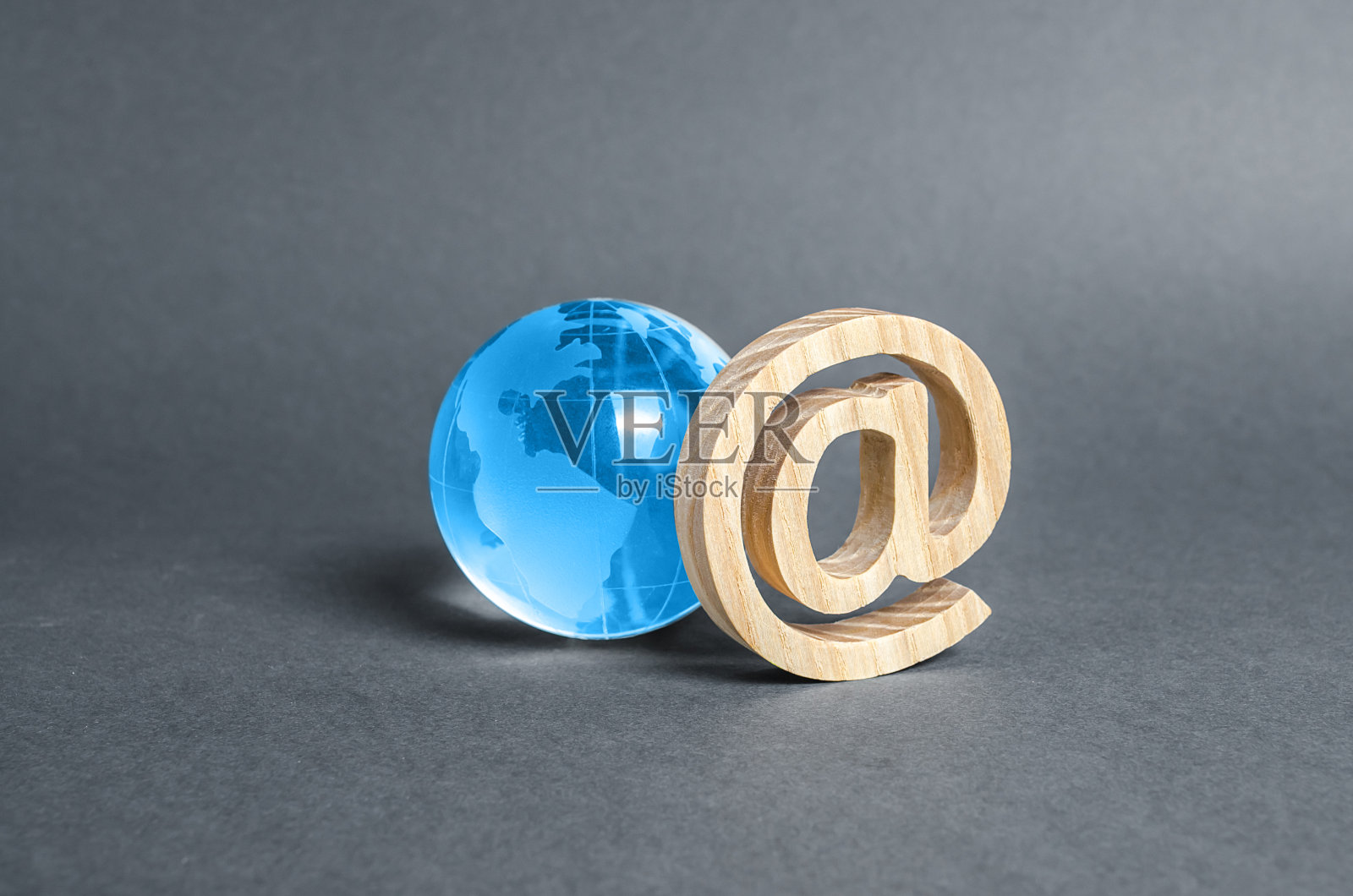 玻璃星球地球地球和电子邮件互联网符号。万维网。联系人。业务的工具。互联网和全球通信，经济和流程的数字化。在线交易照片摄影图片