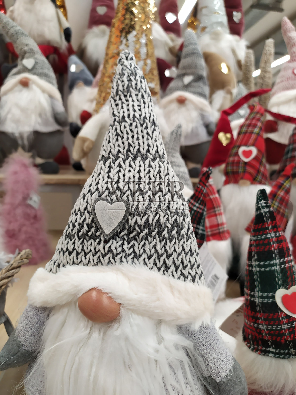 商店里陈列的圣诞装饰品照片摄影图片