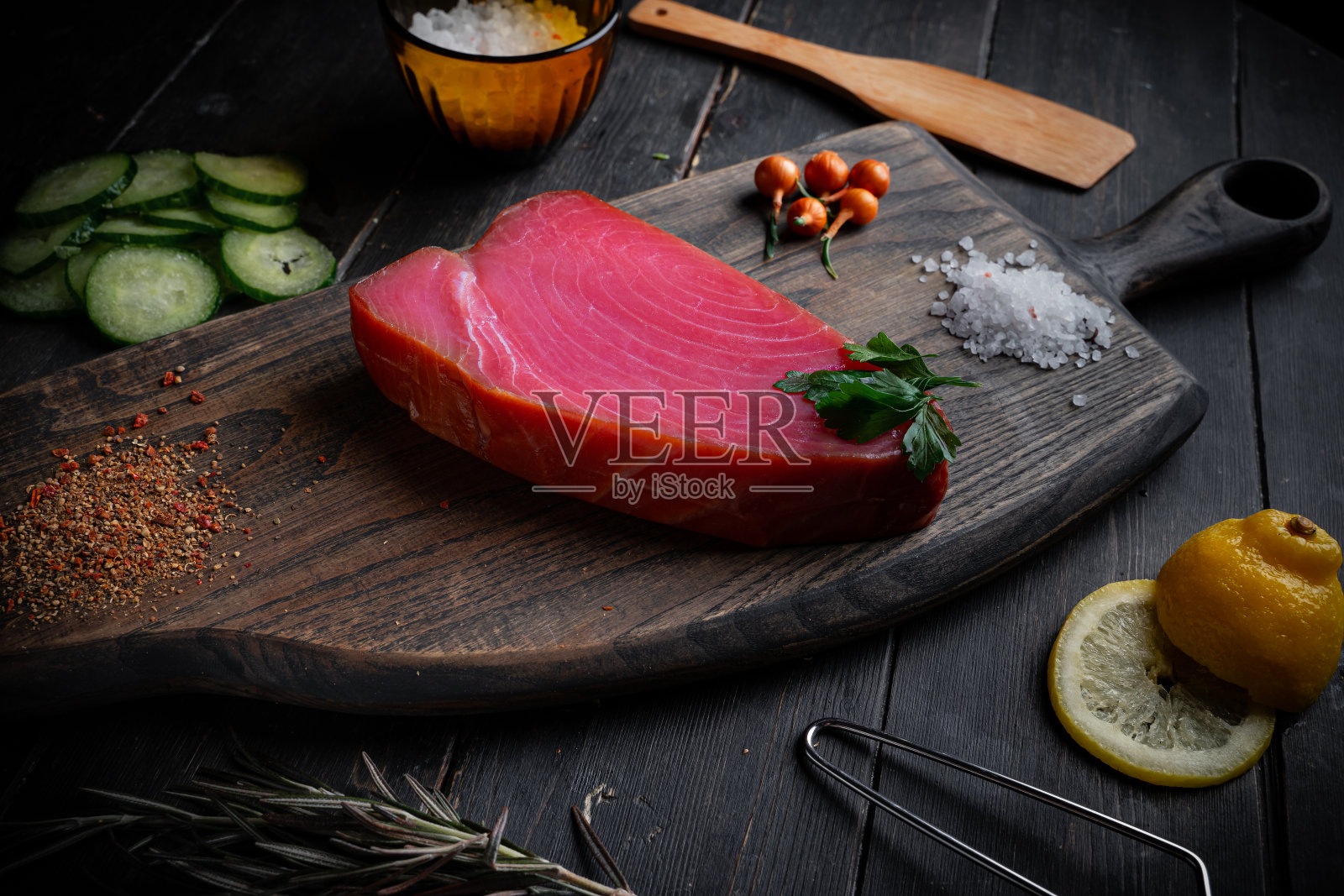 生金枪鱼角。海鲜放在木砧板上照片摄影图片