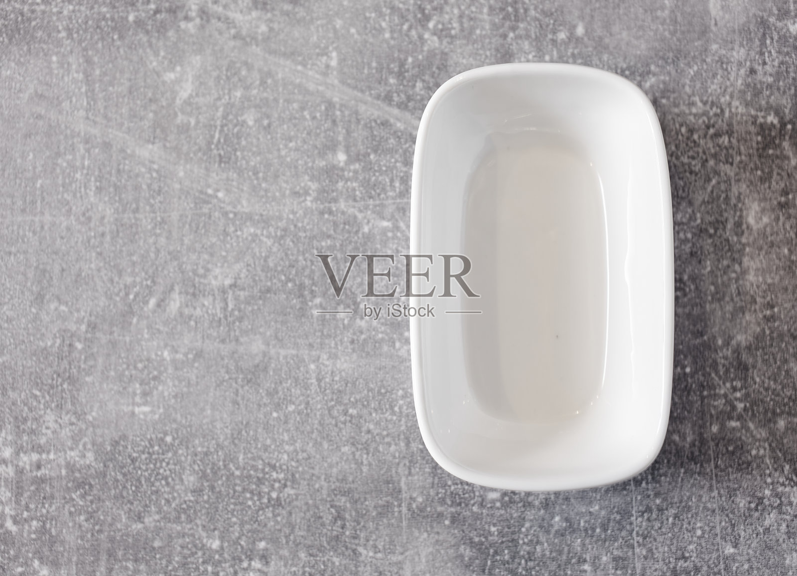 灰色桌子上空着白碗，俯视图照片摄影图片