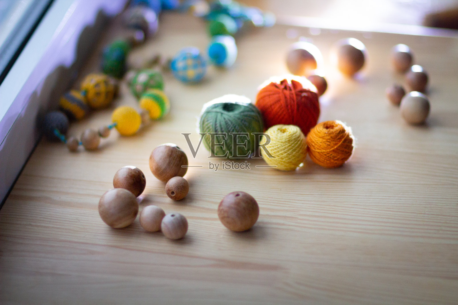 棉球和木珠照片摄影图片