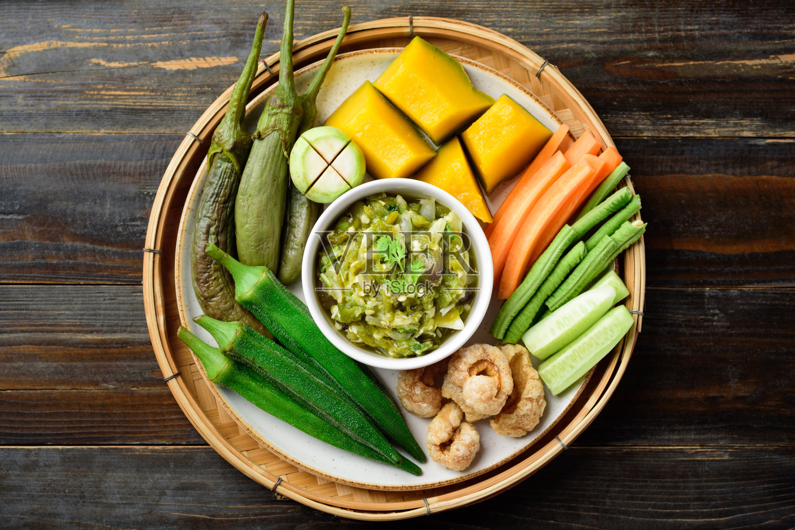 泰国北部食物(Nam Prik Num)，辛辣的青椒蘸酱照片摄影图片