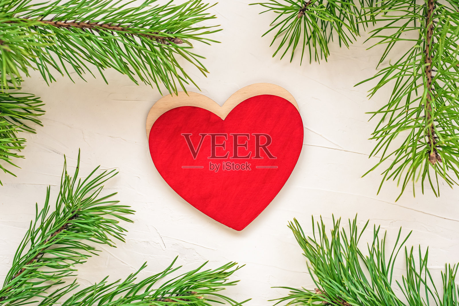 圣诞贺卡与红心和绿色的树枝圣诞树照片摄影图片