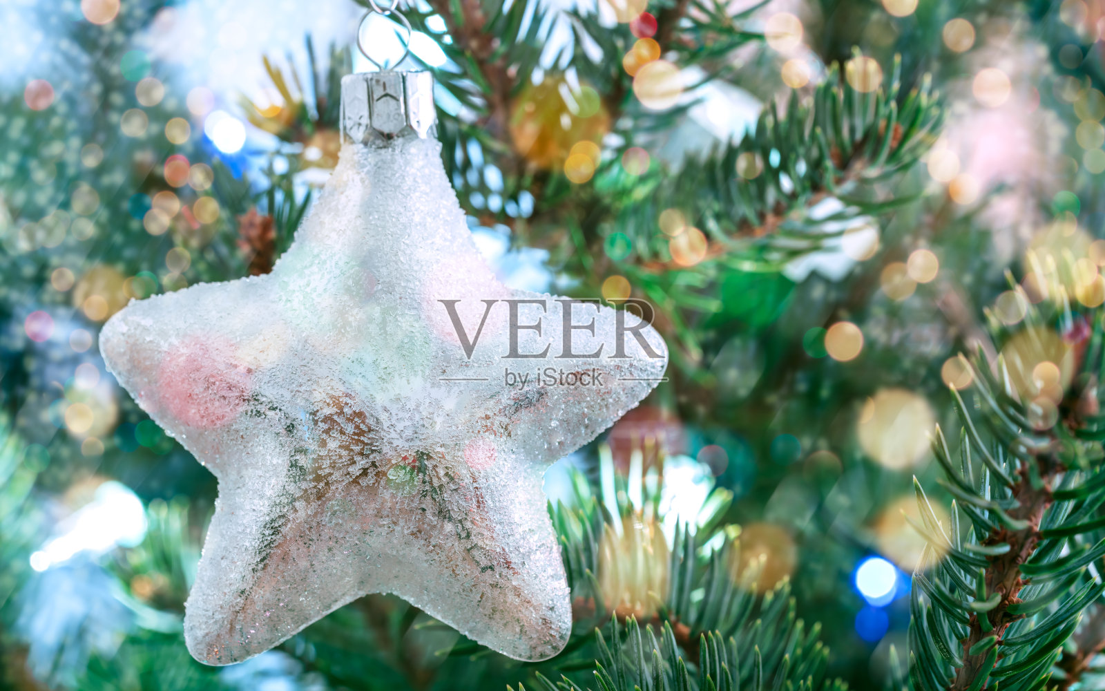 闪闪发光的玻璃星星-冷杉树枝上的圣诞装饰照片摄影图片