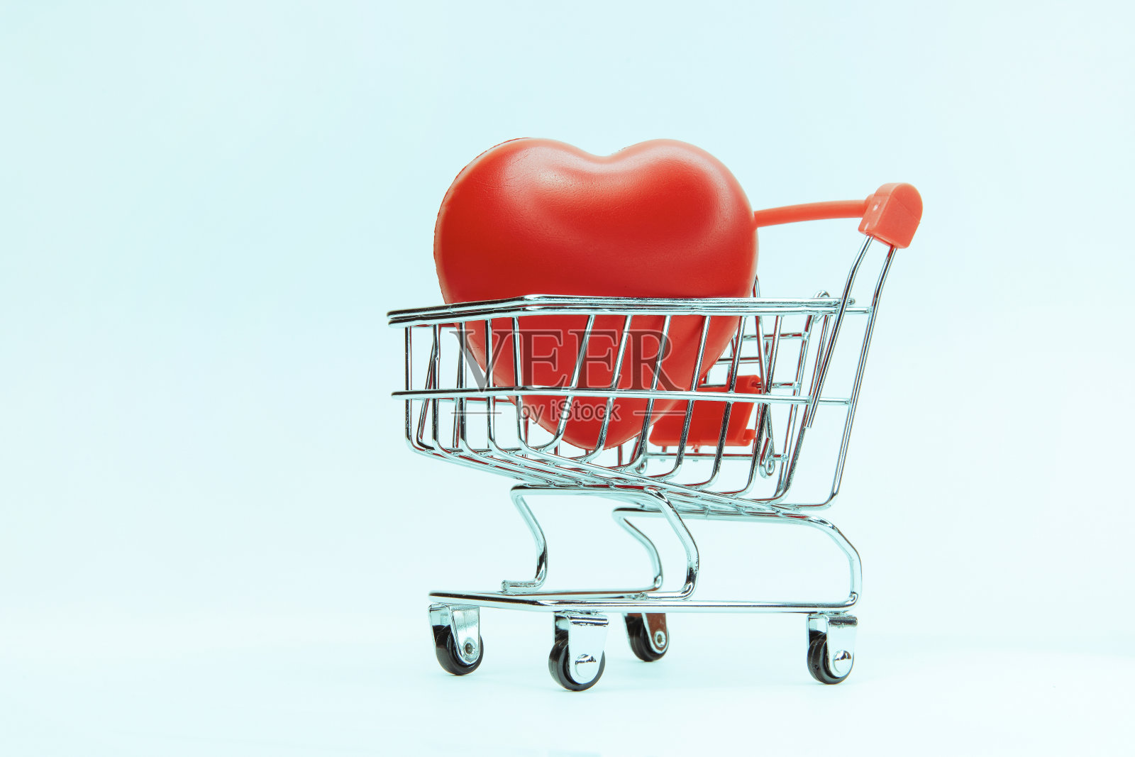 关闭了。购物车里的大红心照片摄影图片