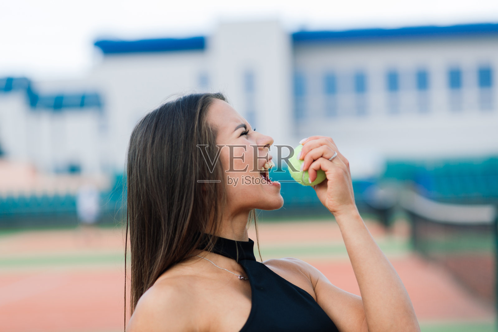 美丽的时尚性感的女人在时尚的运动服在网球场上。照片摄影图片