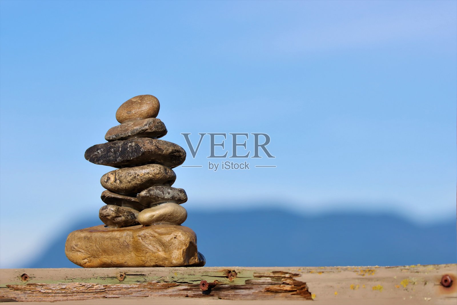 Inukshuk股票在篱笆和山的背景照片摄影图片