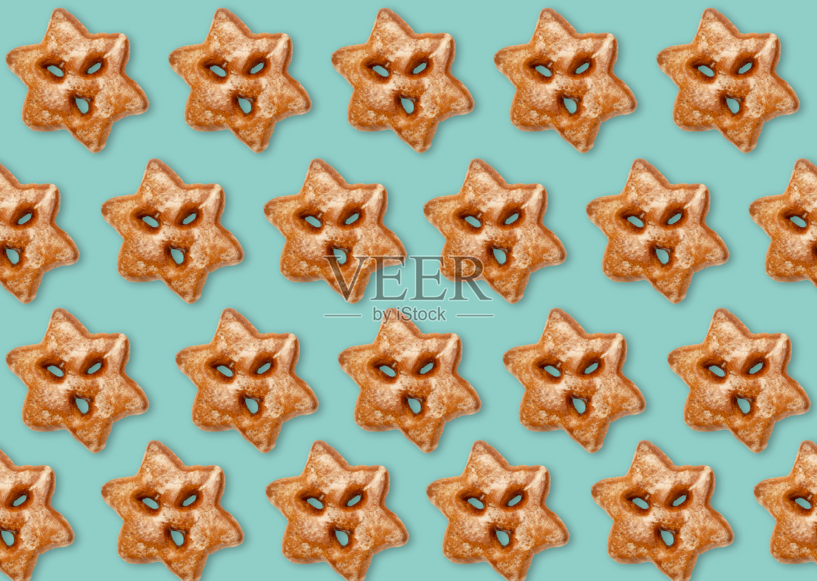 蓝色的圣诞背景。无缝的姜饼的模式。寒假点缀。白色姜饼饼极简对称构图，孤立明亮。设计的模型。照片摄影图片