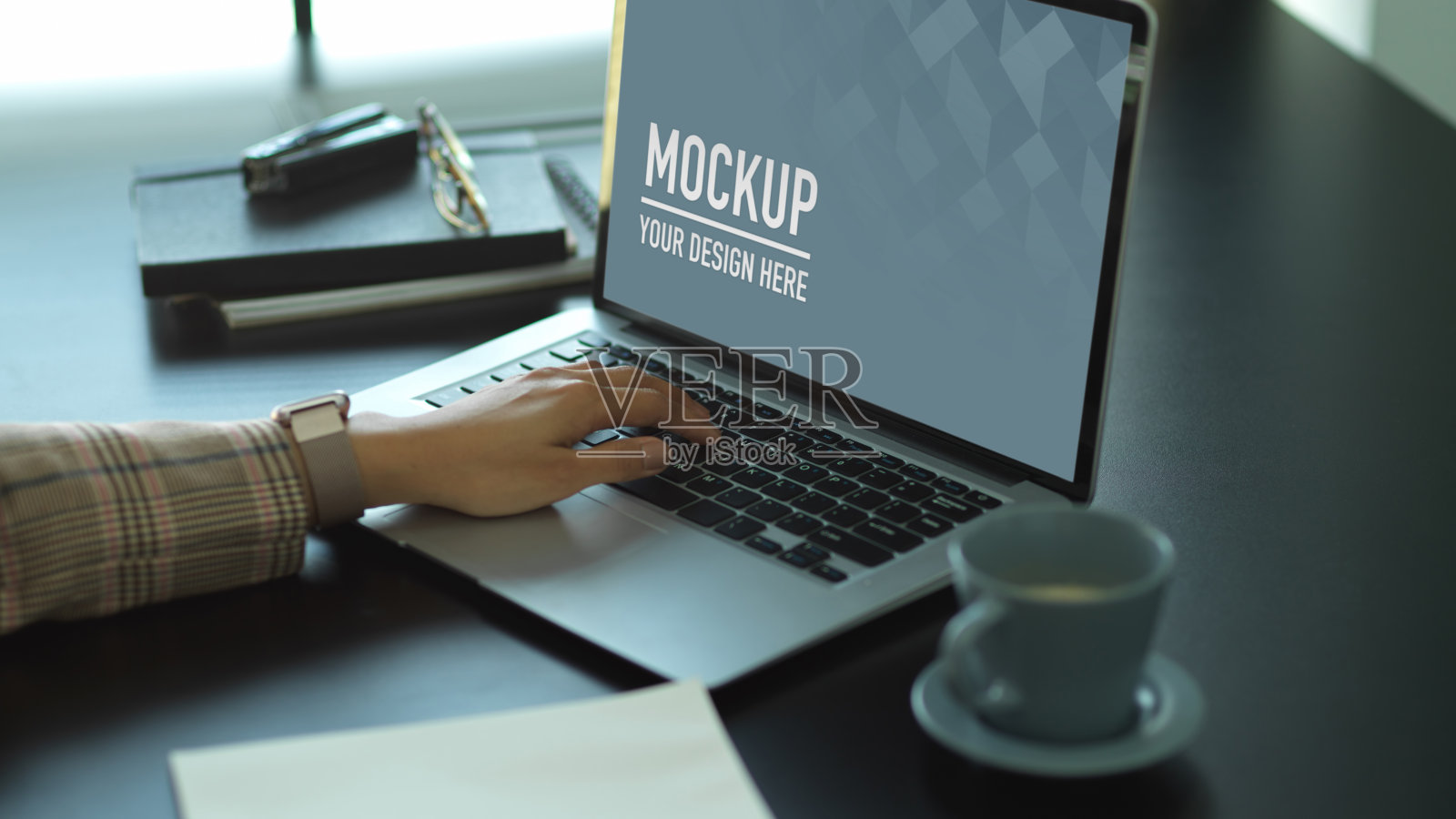 女性手在办公桌上使用笔记本电脑，包括剪切路径照片摄影图片