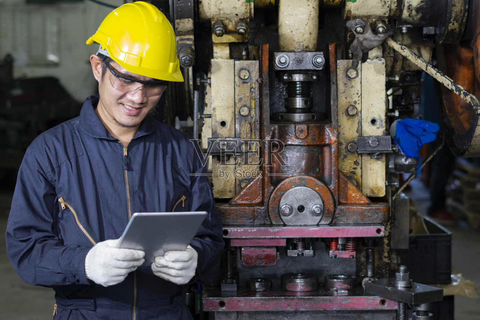 在工厂工作的技术员照片摄影图片