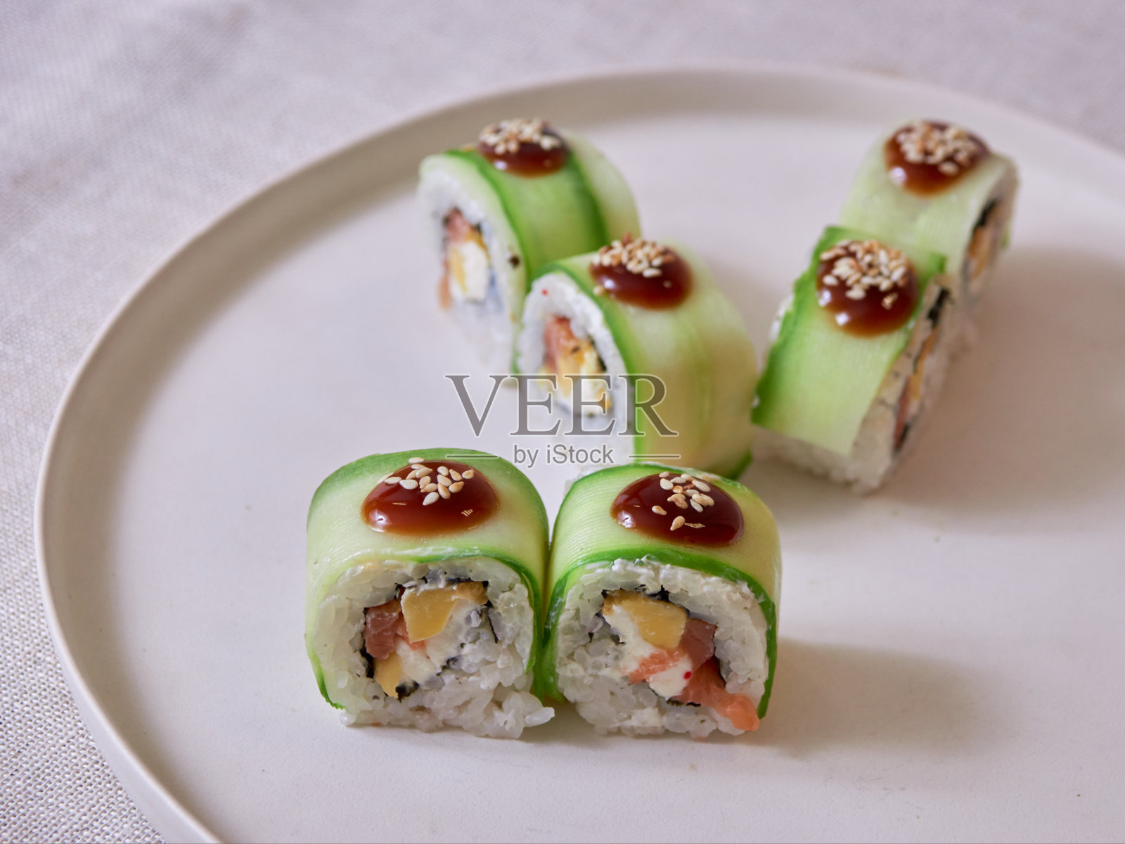 新鲜的寿司卷放在盘子里照片摄影图片