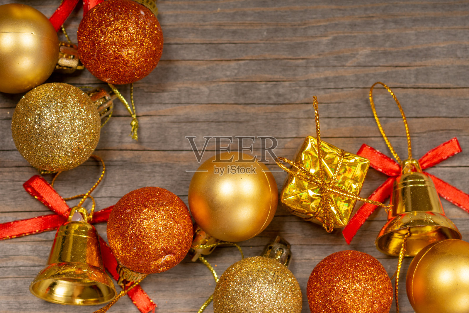 圣诞快乐，新年快乐的背景与金色的闪闪发光的圣诞装饰品照片摄影图片