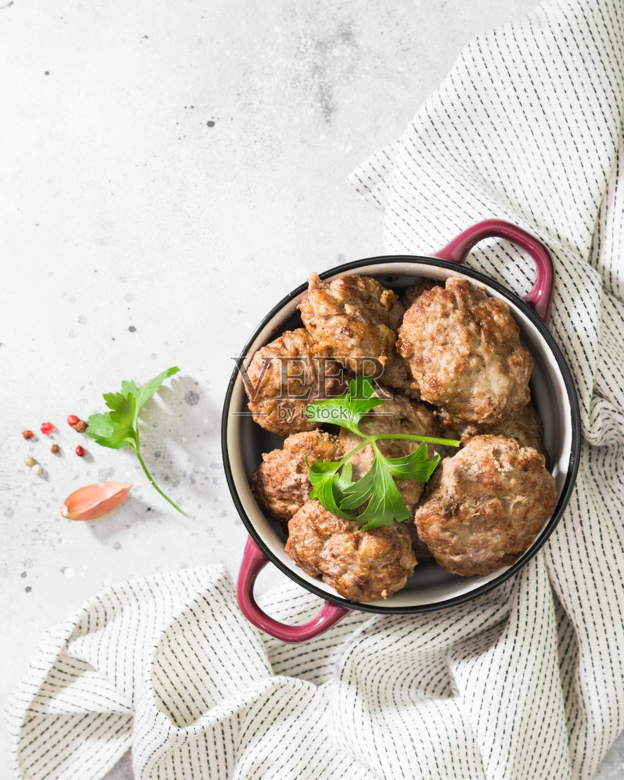 肉片。在陶瓷碗里自制肉丸照片摄影图片