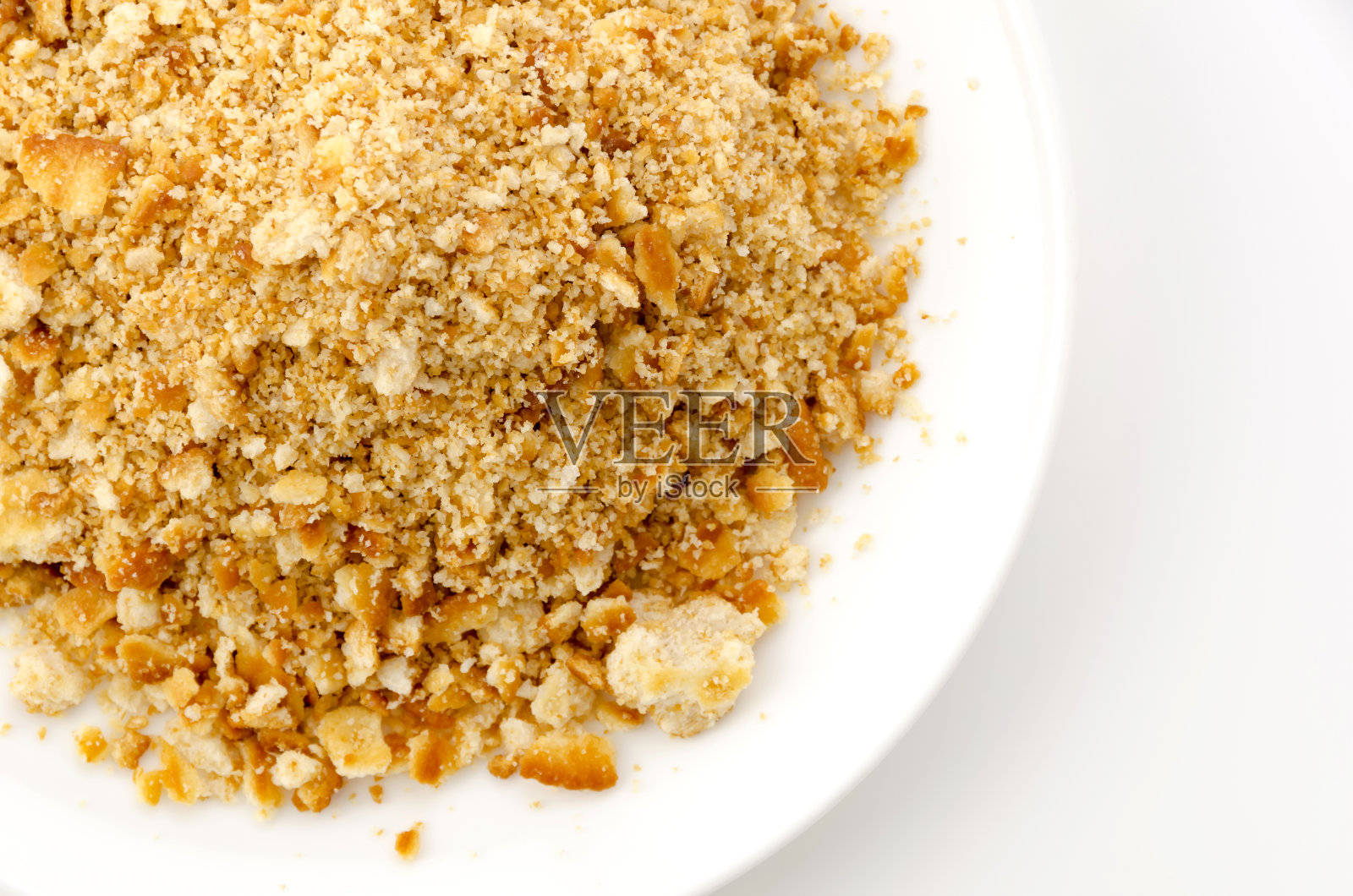 把碎饼干放在白色盘子里照片摄影图片