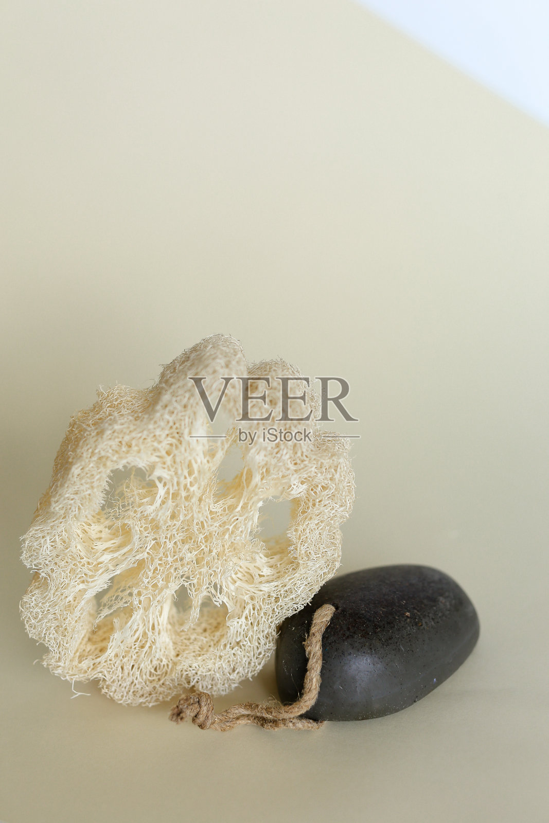 丝瓜海绵和黑色固体肥皂擦洗背景与复制空间照片摄影图片