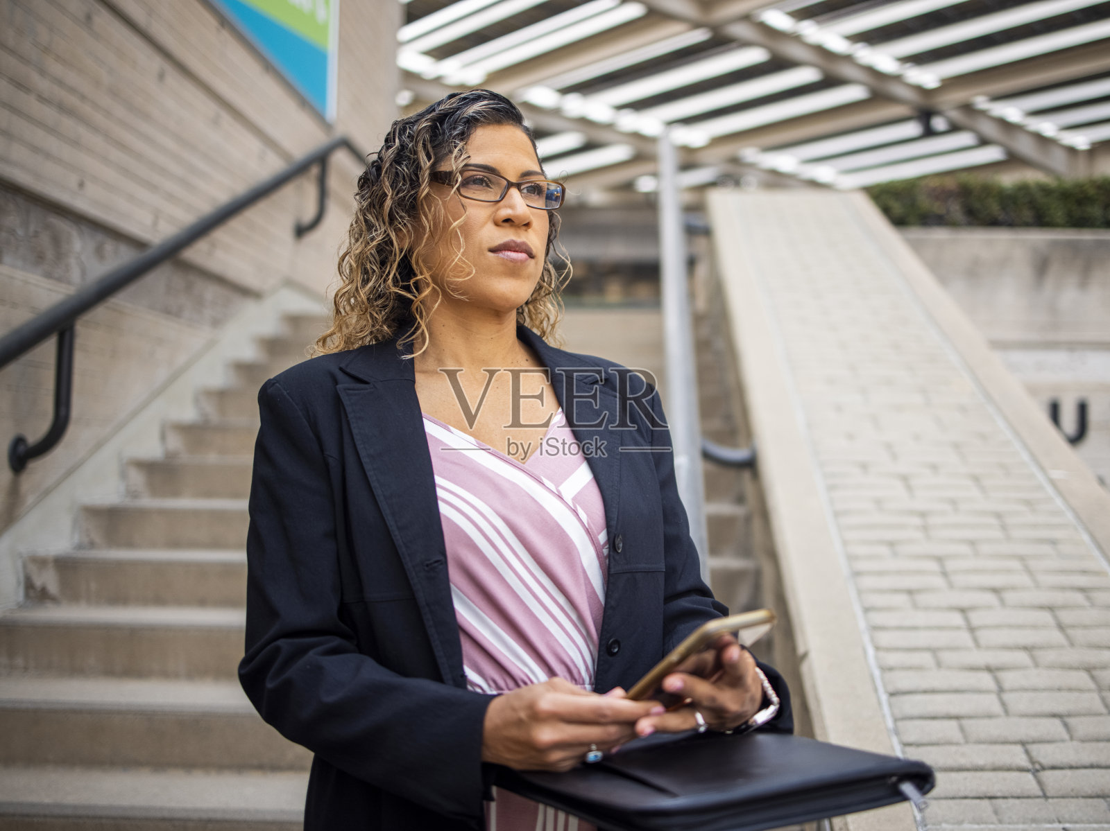 一个西班牙女商人的肖像照片摄影图片