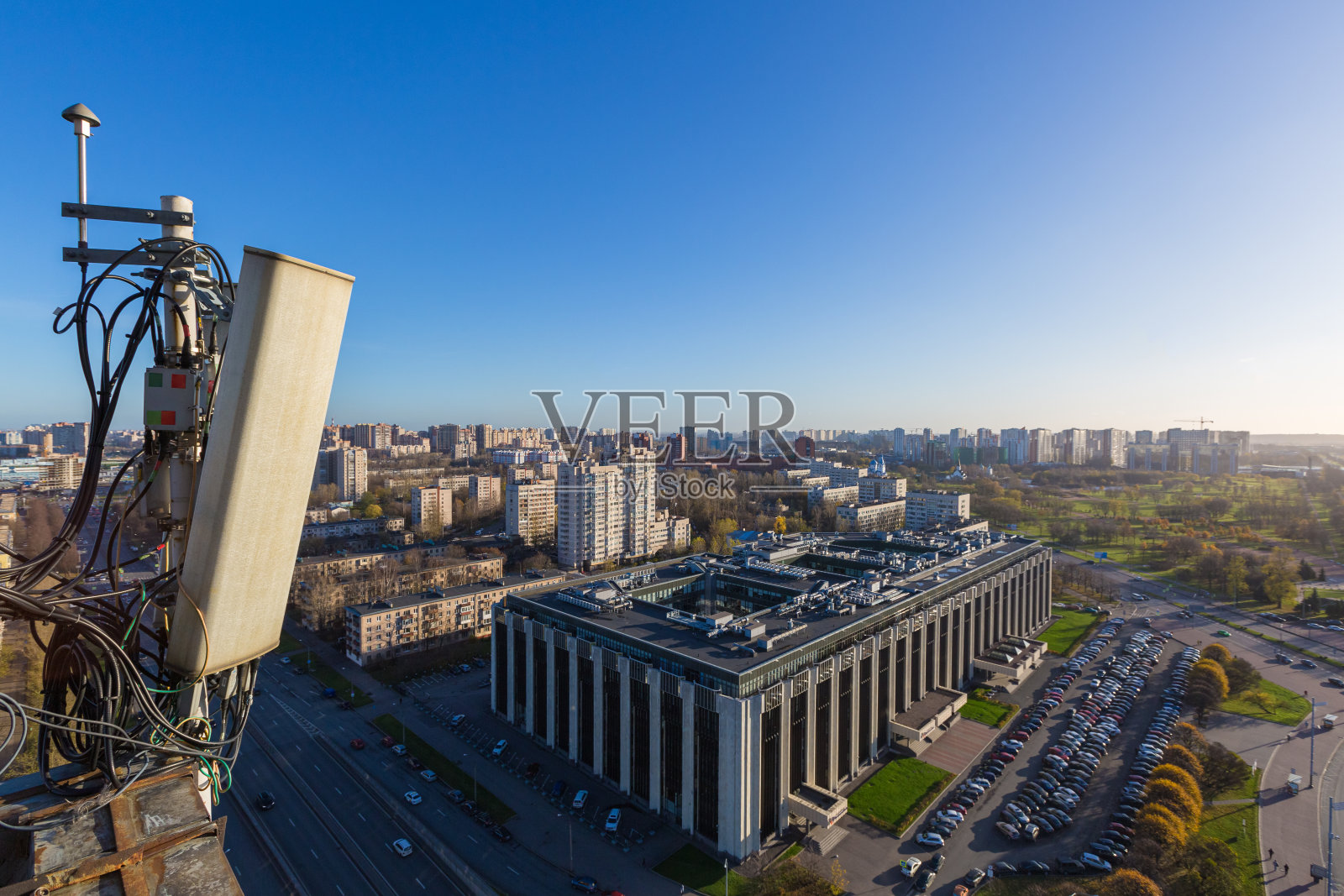 无线电面板天线与室外无线电单元、电力电缆、同轴电缆、光纤等金属结构在城市通信数据设备或桅杆上。电信基站外部分。照片摄影图片