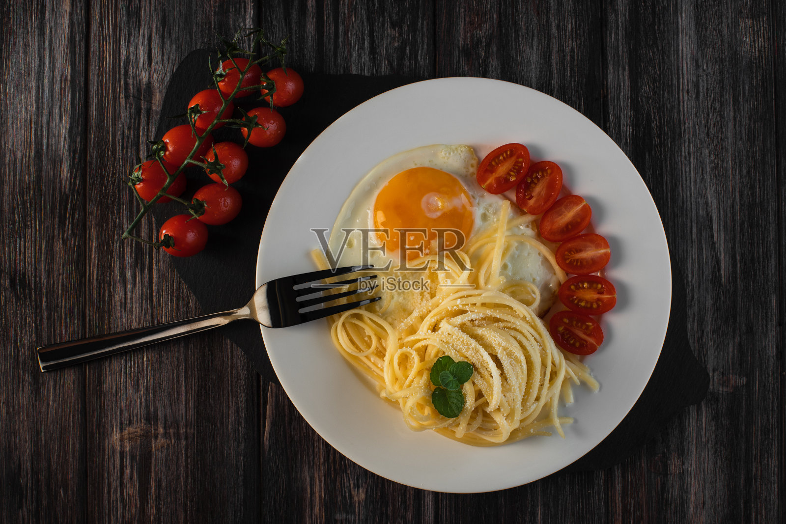 意大利面和番茄煎蛋照片摄影图片