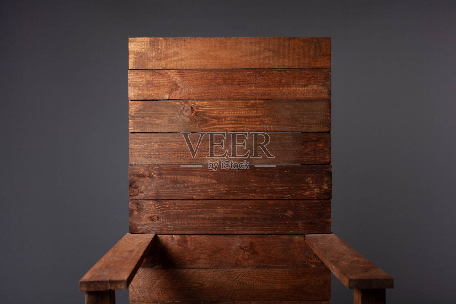 照相馆里灰色背景的木制王座椅照片摄影图片