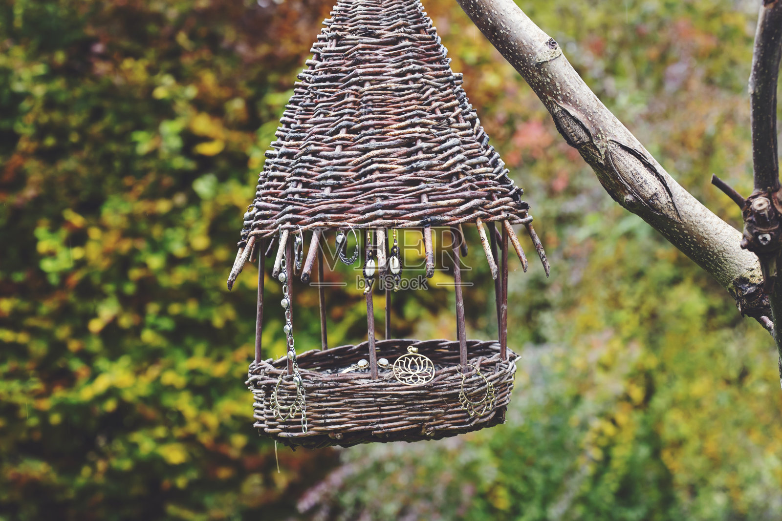柳条喂鸟器照片摄影图片