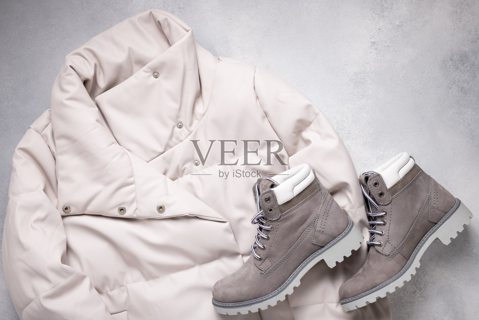 灰色环保皮夹克和绒面革靴子。时尚的概念照片摄影图片