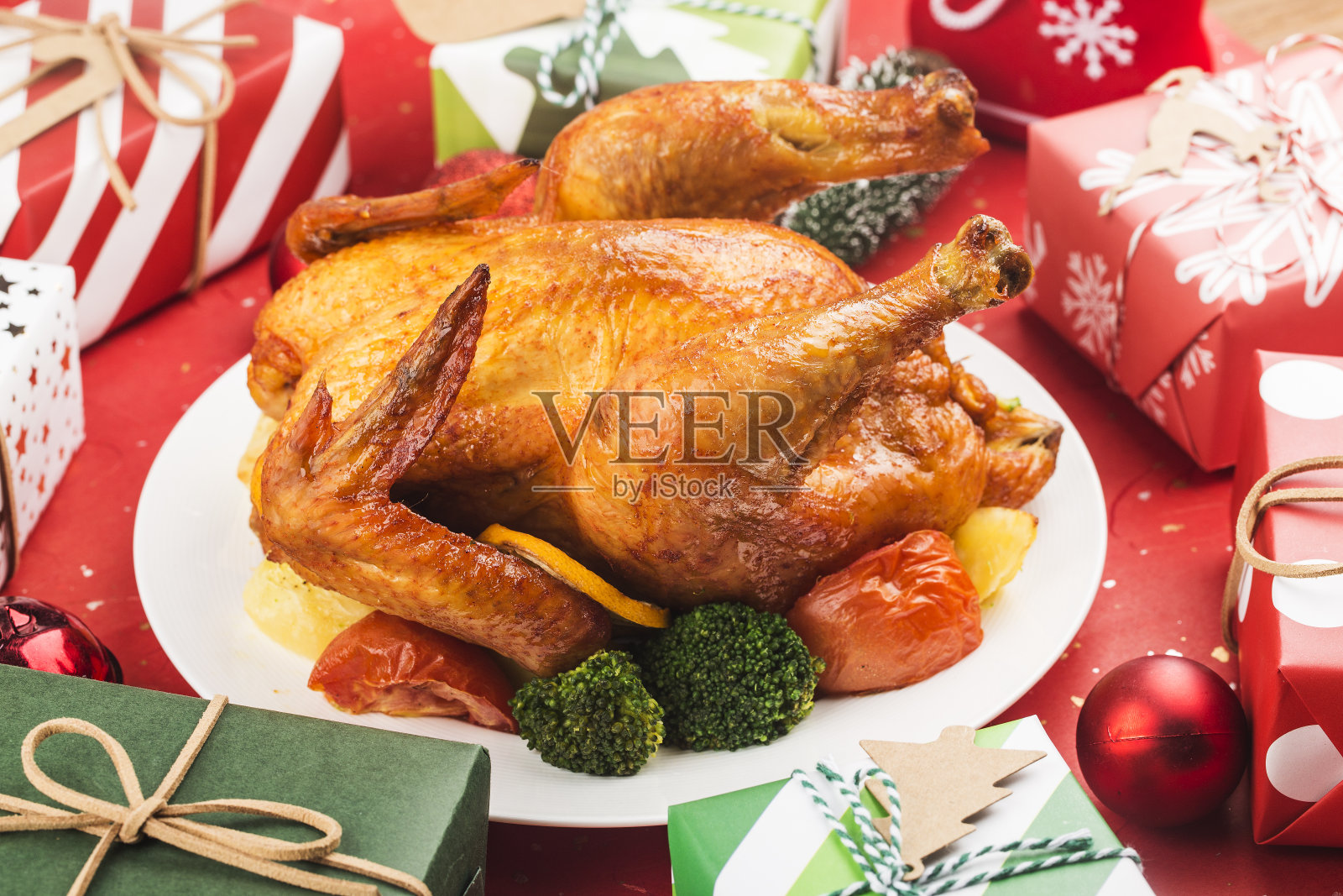 圣诞装饰烤鸡。照片摄影图片