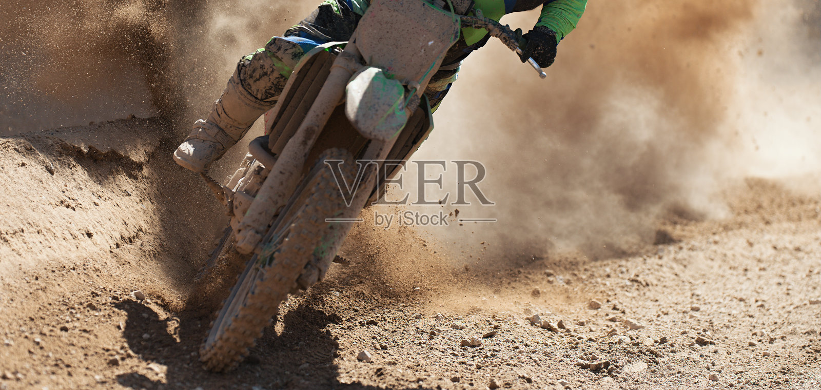 在赛道上加速的摩托车越野赛选手照片摄影图片