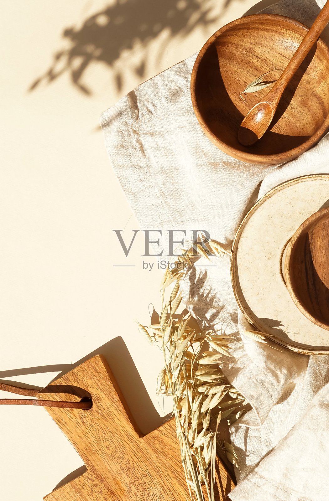 木制厨房碗碟，亚麻桌布，米色背景上的花卉阴影顶视图。自然菜肴理念，健康生活方式。木材纹理的。现代斯堪的纳维亚极简时尚厨房照片摄影图片