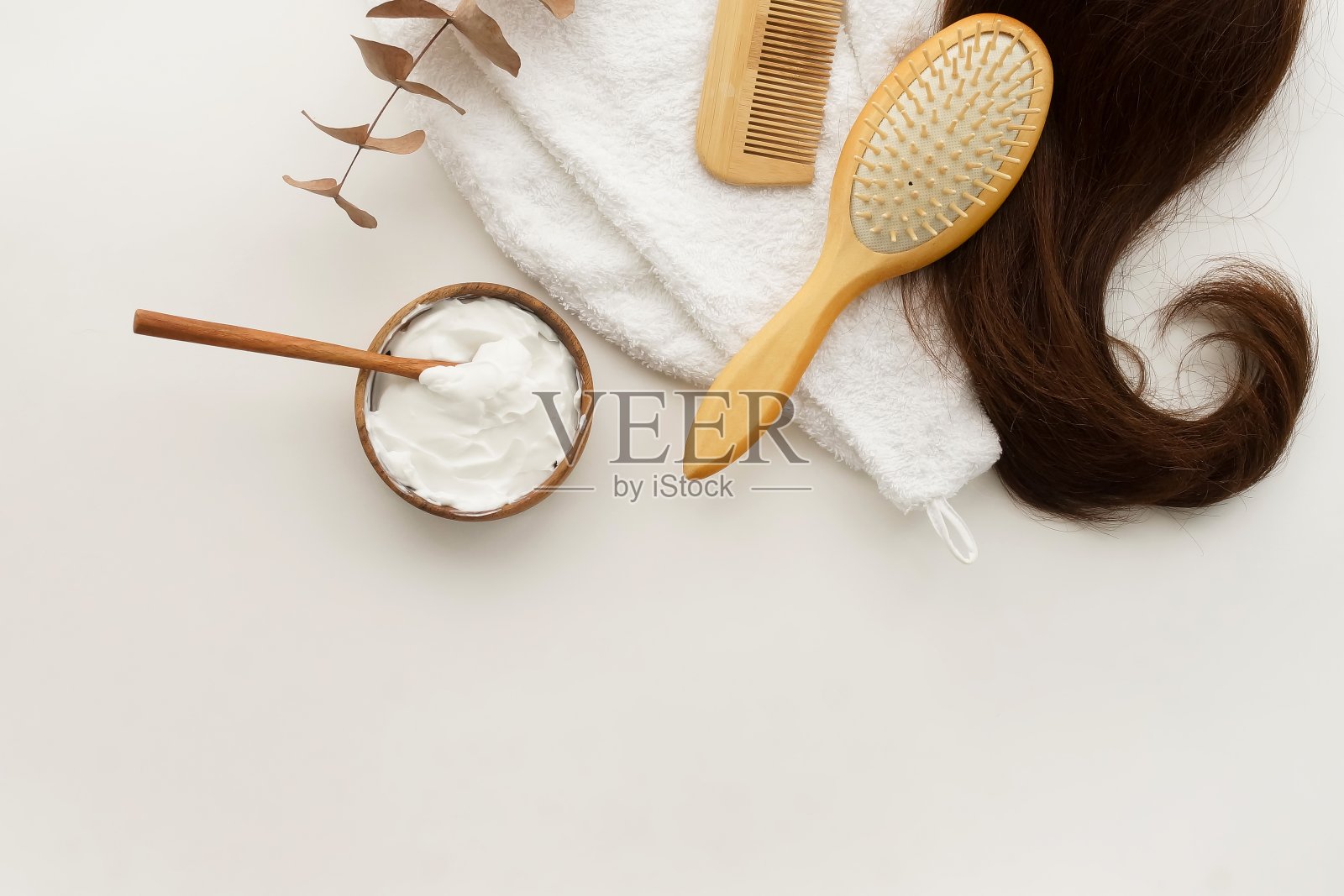 女发，发罩和竹梳在白色背景上俯视图，平躺着。副本的空间。自我护理，护发理念。照片摄影图片