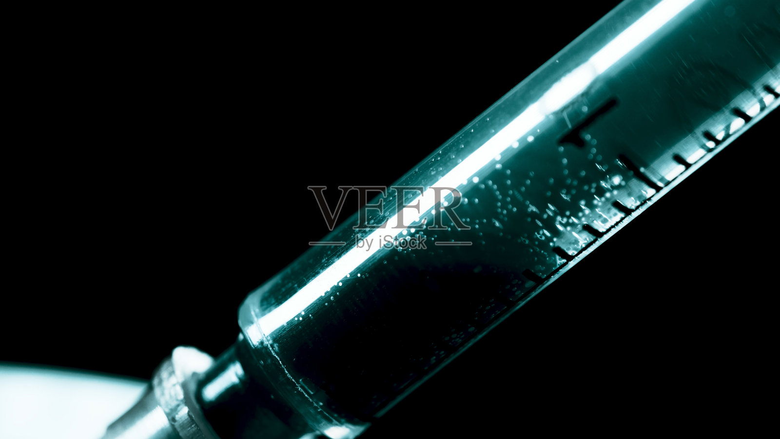 用医用注射器抽取黑血进行检测照片摄影图片