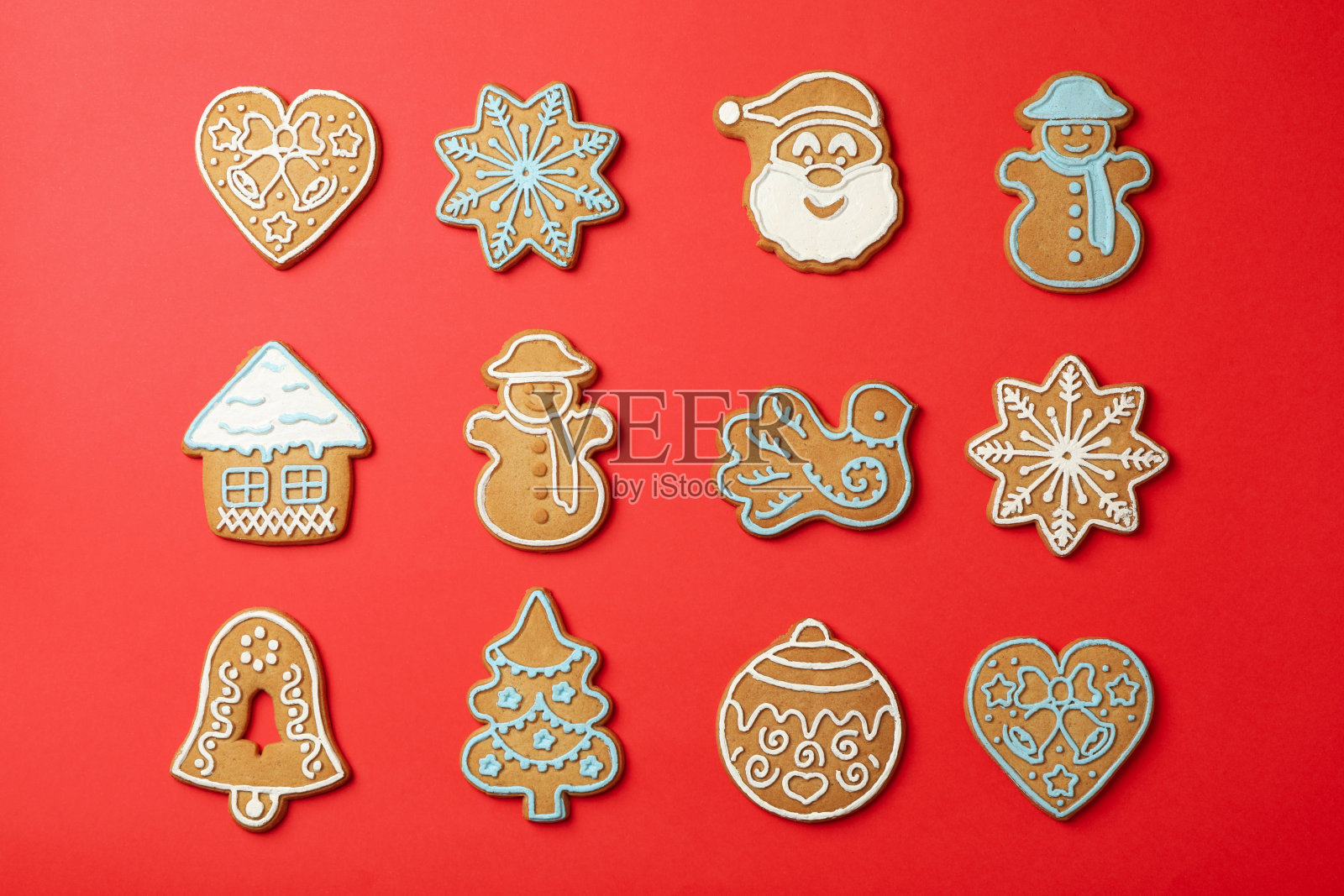 在红色的背景上平铺着美味的圣诞饼干照片摄影图片