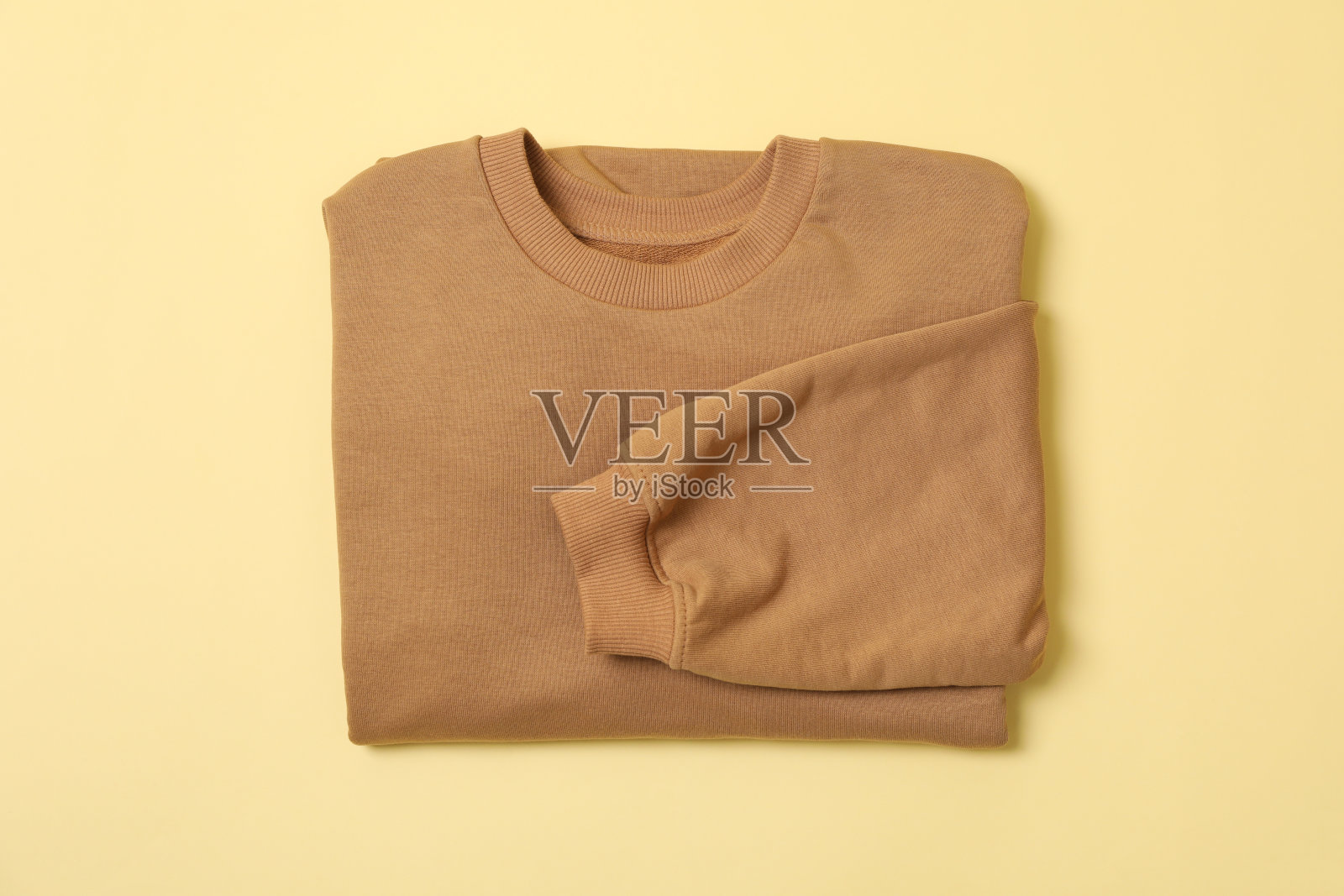 时尚的运动衫米色背景，俯视图照片摄影图片