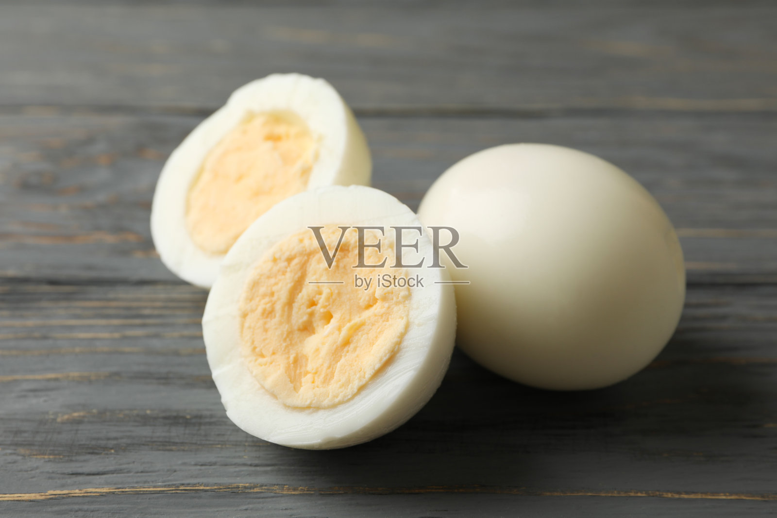 木质背景上的煮鸡蛋，特写照片摄影图片