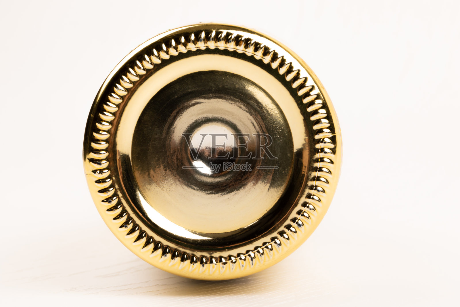 白色木桌上金色香槟酒瓶底部的背景拉近了照片摄影图片