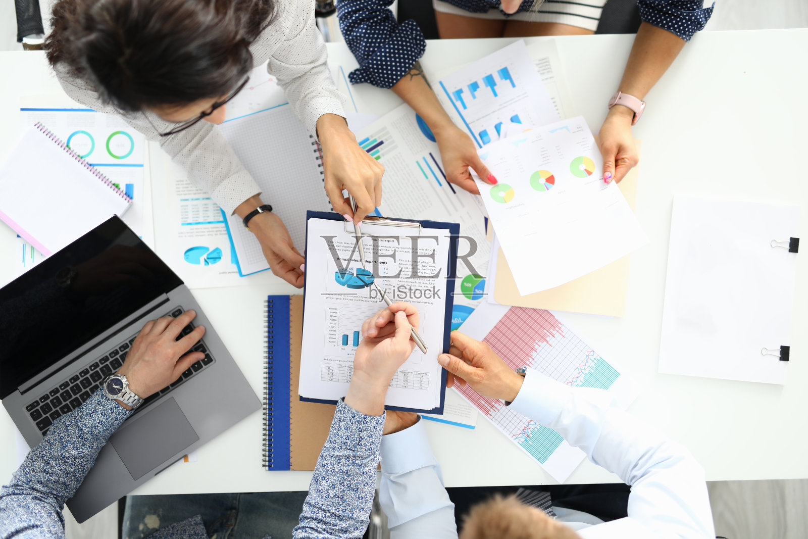 同事们在餐桌上讨论商业业绩照片摄影图片