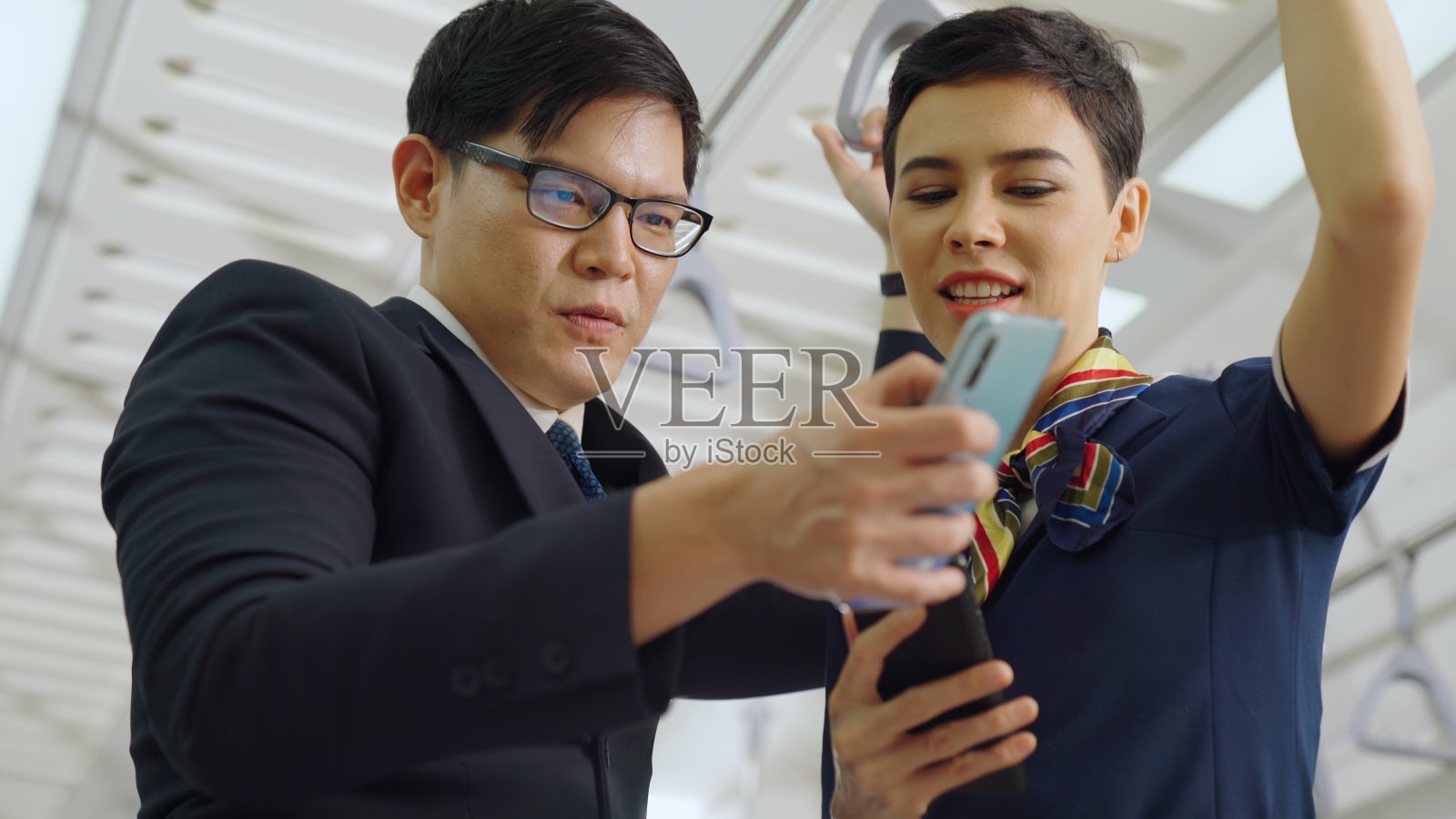 商人和女人在公共火车上聊天照片摄影图片