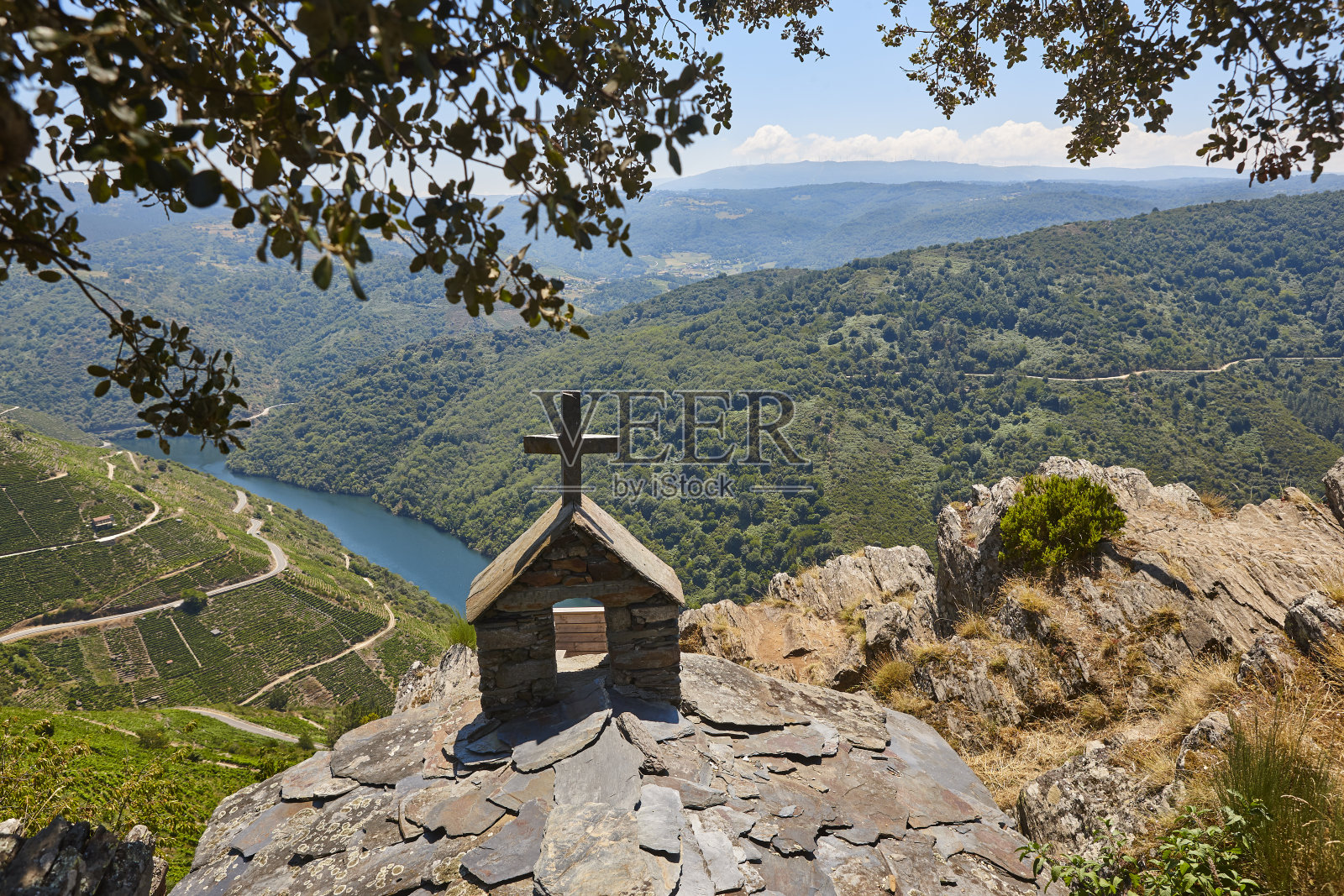 Ribeira sacra梯田葡萄园。佩纳做卡斯特罗的观点照片摄影图片