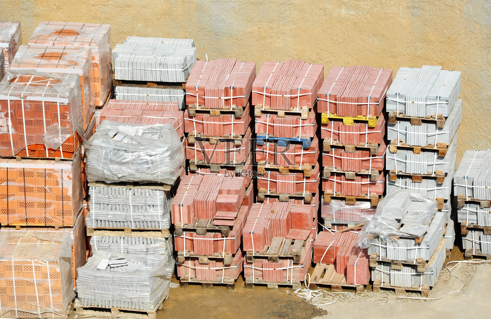 一堆砖和鹅卵石照片摄影图片