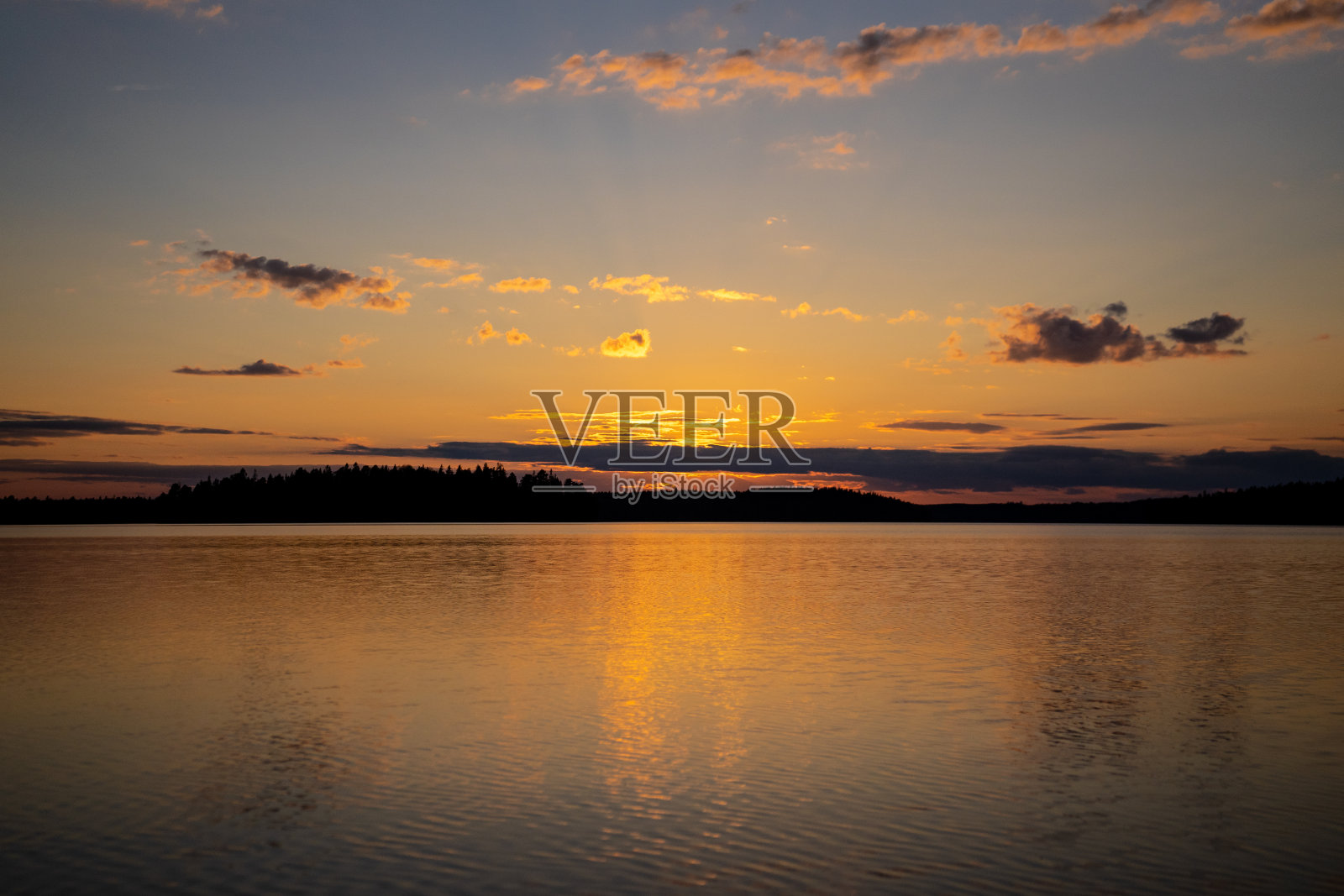 瑞典英根湖上的日落照片摄影图片