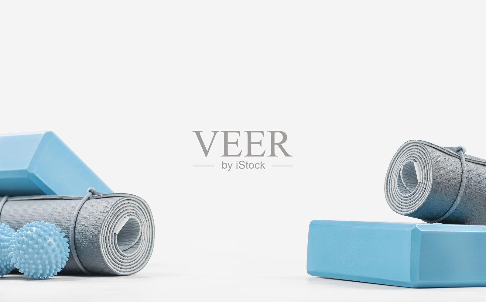 滚动瑜伽垫和瑜伽砖或砖照片摄影图片