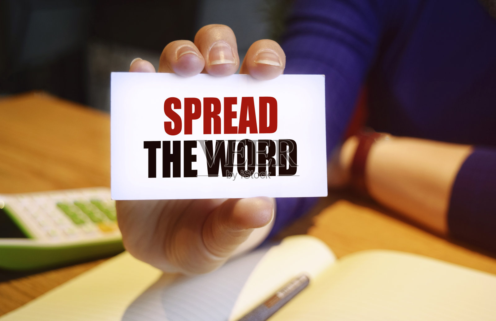 拿着名片的女商人。题词的内容关系到企业的经营理念和市场营销。照片摄影图片