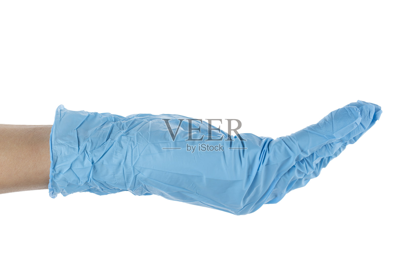 手戴蓝色手套以保护自己免受COVID-19，孤立在白色背景下。照片摄影图片