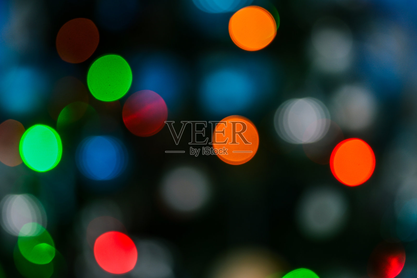 圣诞节的背景。蓝色，红色和白色的节日散景。抽象模糊的彩色背景。照片摄影图片