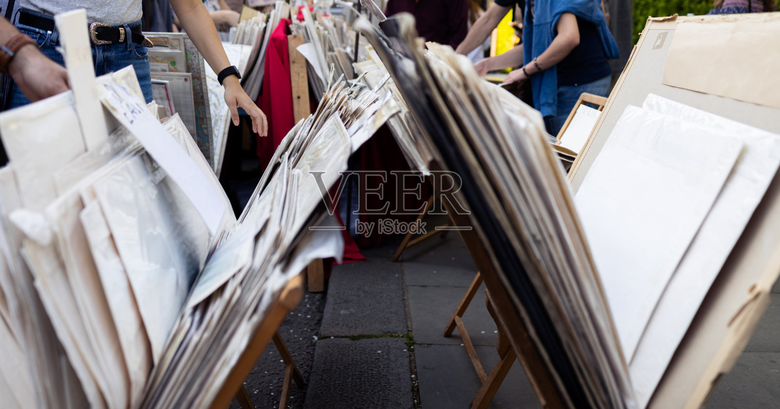 人们在看旧地图和海报照片摄影图片