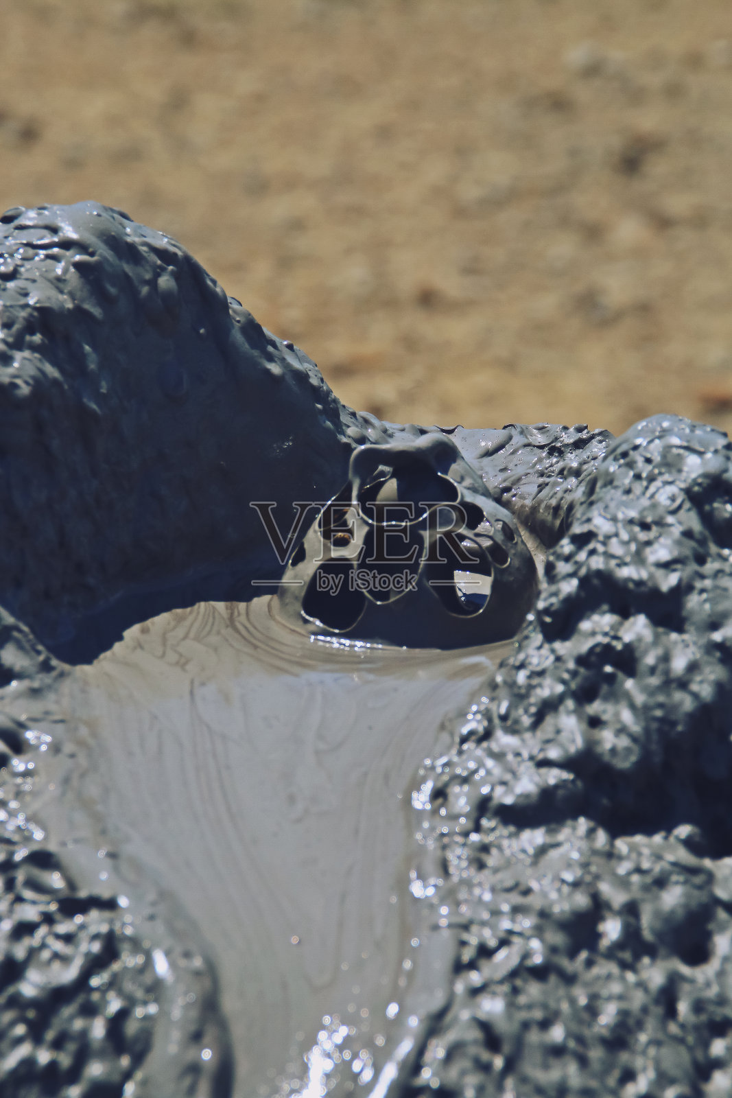 来自罗马尼亚贝尔卡的泥火山(罗马尼亚语:volcano Noroiosi)。照片摄影图片