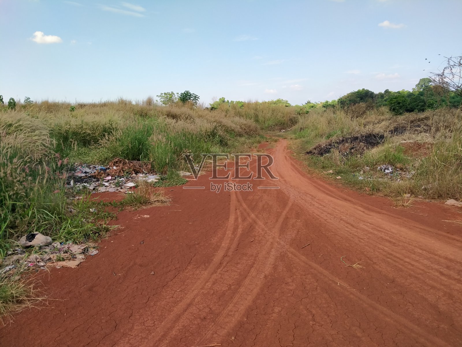 这条红土路被用作自行车道照片摄影图片