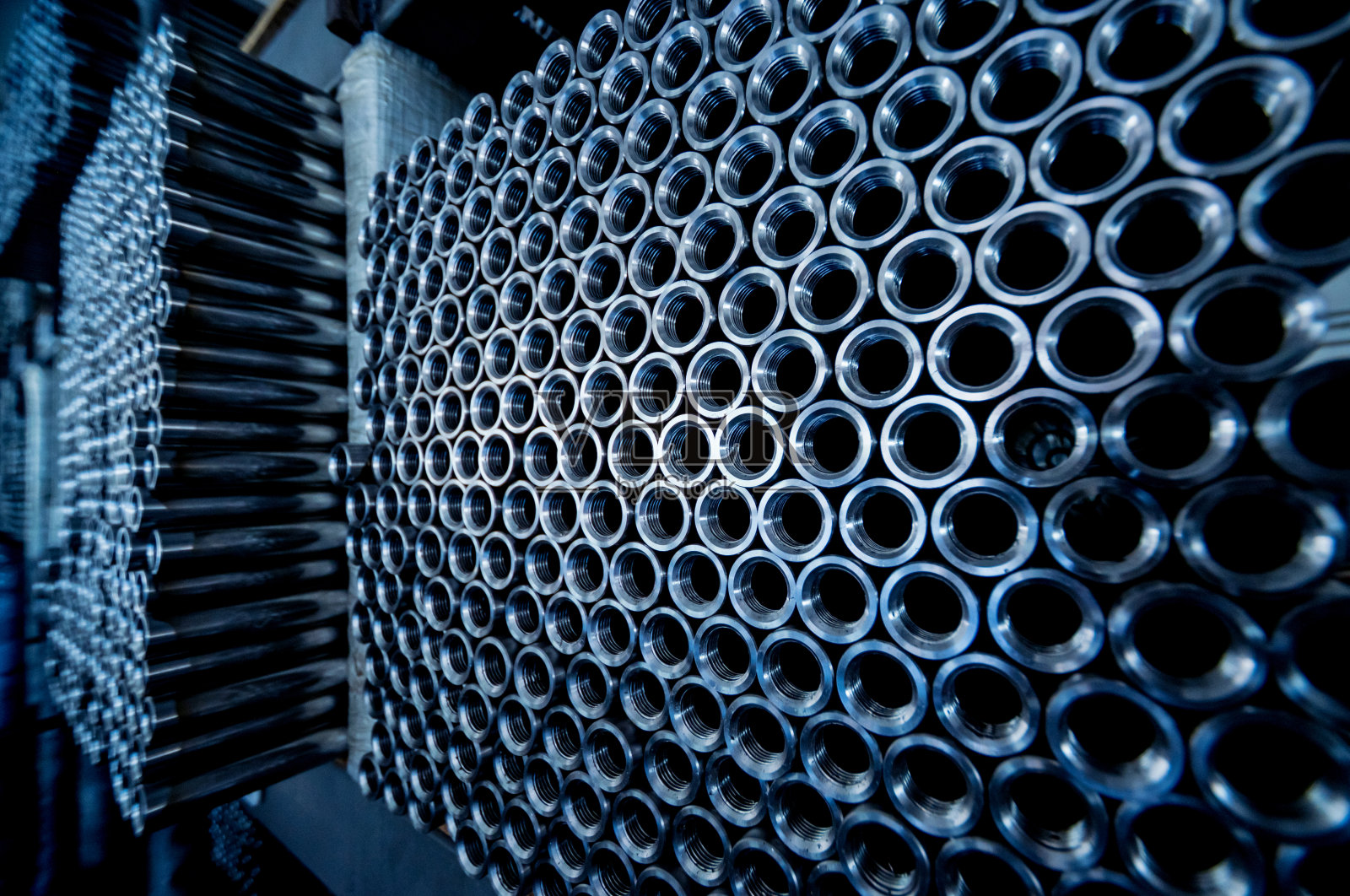 摘要背景钢管堆叠在托盘上照片摄影图片