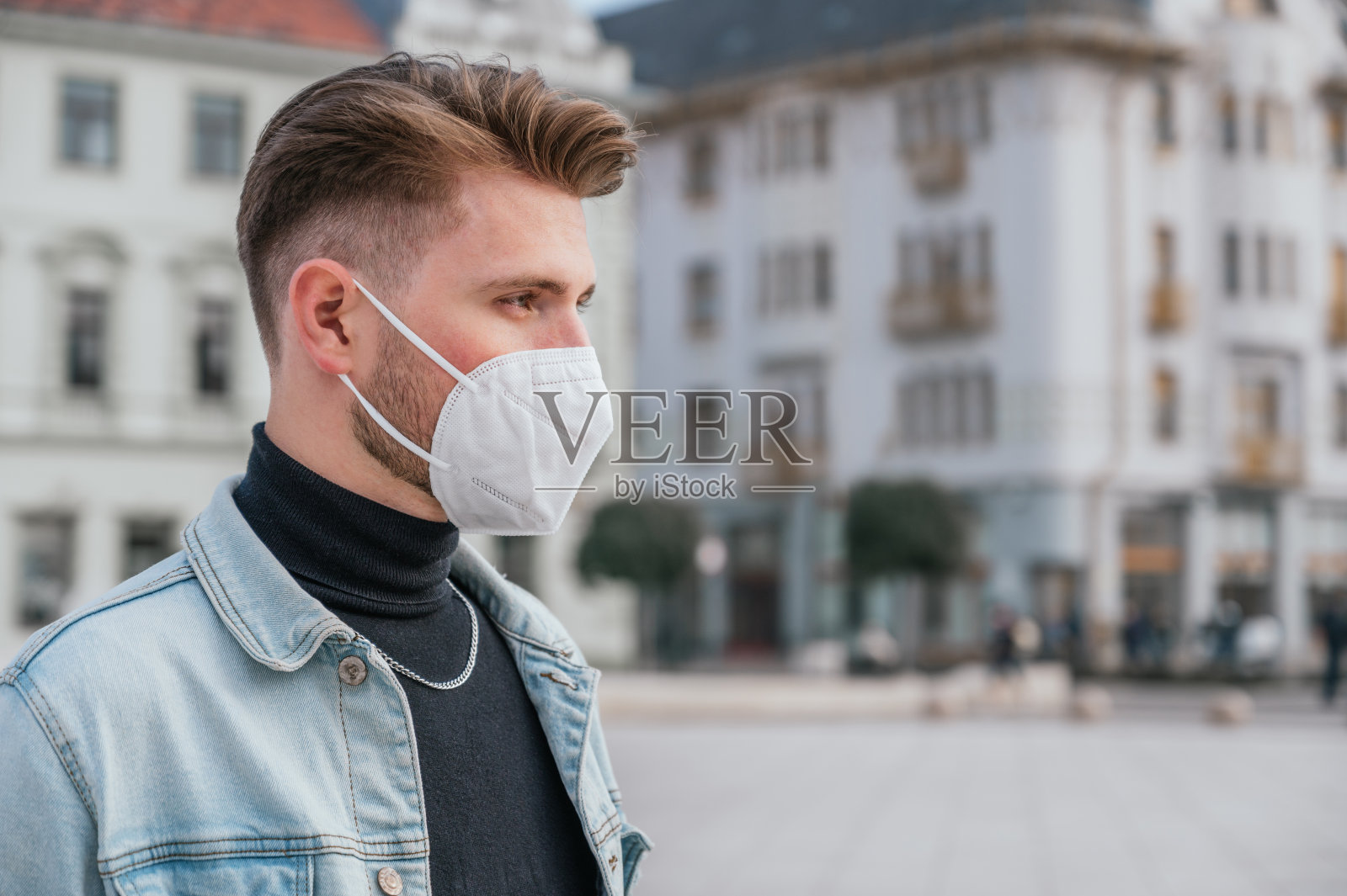 年轻人戴着面具在户外照片摄影图片