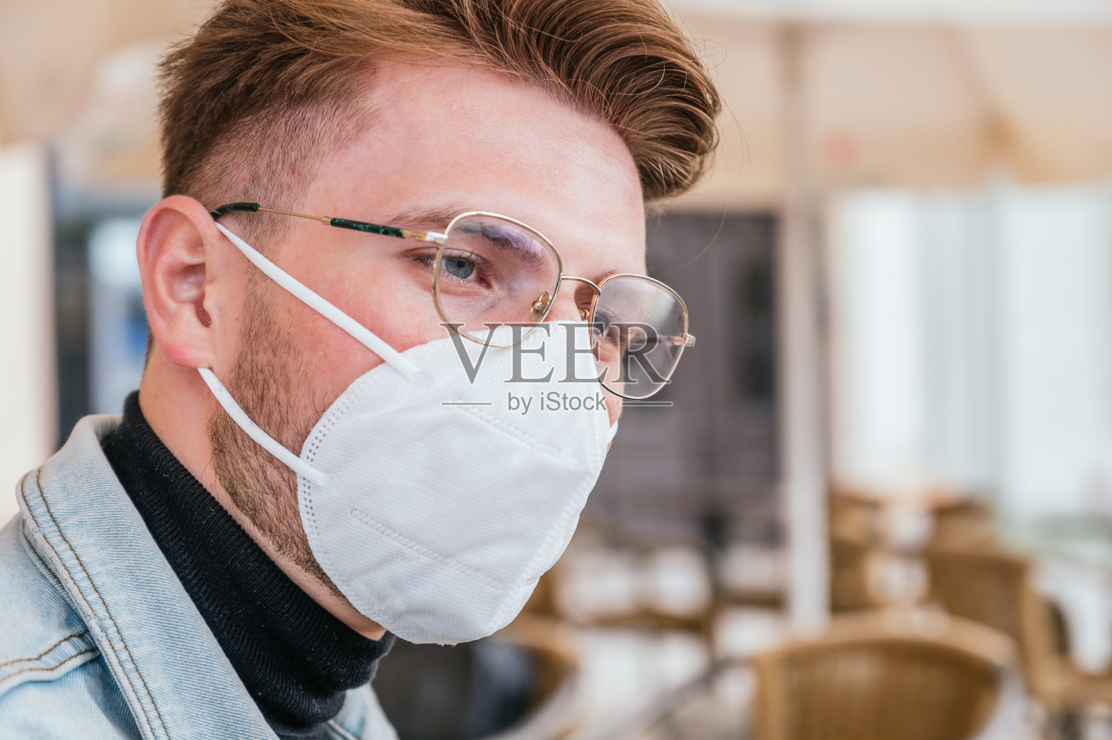 英俊的年轻人戴着眼镜和面具照片摄影图片