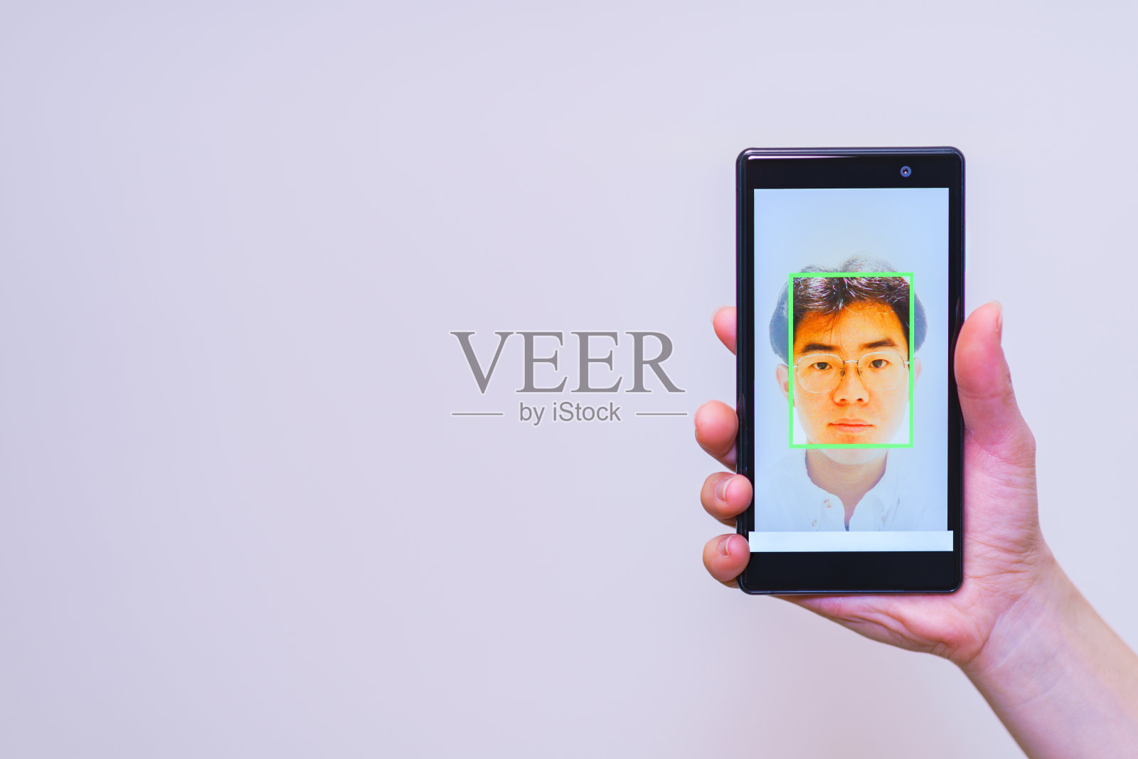 通过人脸识别的智能手机验证照片摄影图片